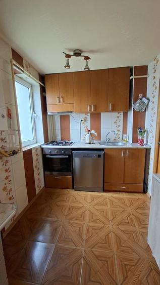 Apartament cu 3 camere decomandat în Micro 5