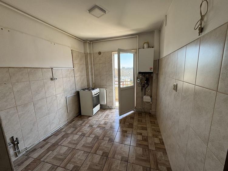 Apartament cu 3 camere decomandat în Calea București