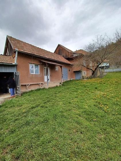 Casă cu 4 camere în Almașu