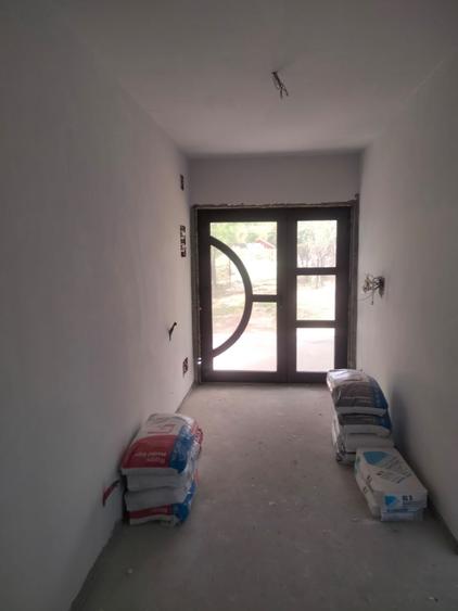 Casă individuală cu 8 camere cu Teren 800 Mp în Măineasca