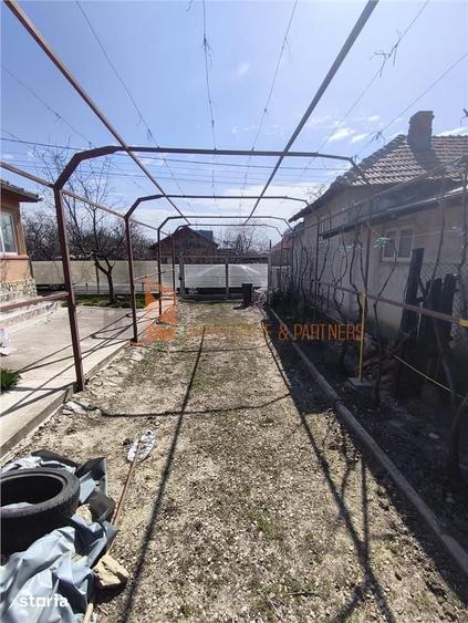 Casă cu 3 camere semidecomandat cu Teren 844 Mp în Pietroasele