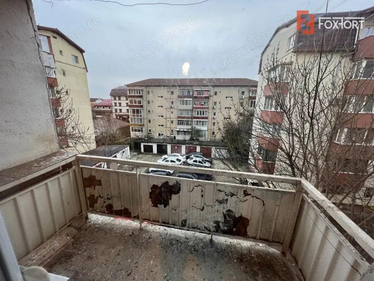 Apartament cu 4 camere semidecomandat, mobilat în Girocului