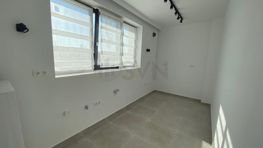 Apartament cu 3 camere semidecomandat în Sisești