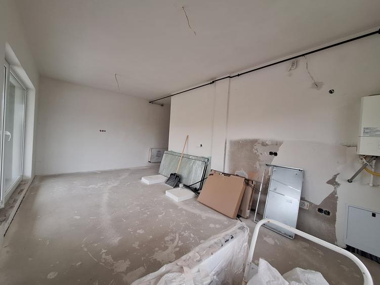 Apartament cu 3 camere semidecomandat în Florești