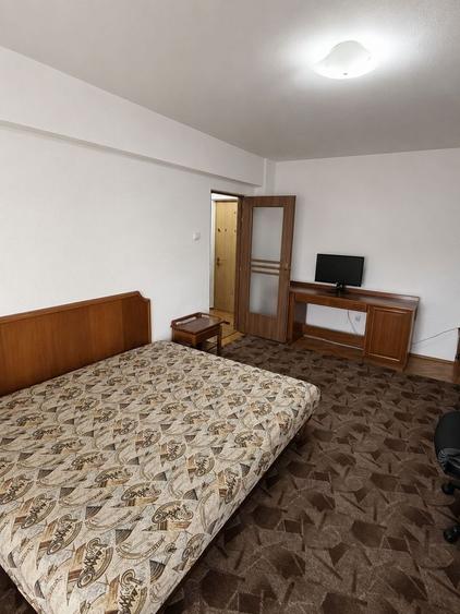 Apartament cu 3 camere decomandat, mobilat în Cetate
