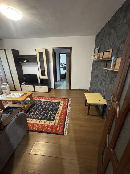 Apartament cu 2 camere semidecomandat în Podu Roș