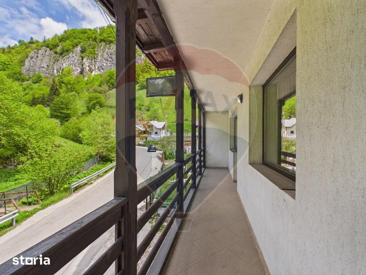 Casă cu 9 camere cu Teren 341 Mp în Dâmbovicioara