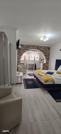 Casă cu 10 camere cu Teren 403 Mp în Trocadero