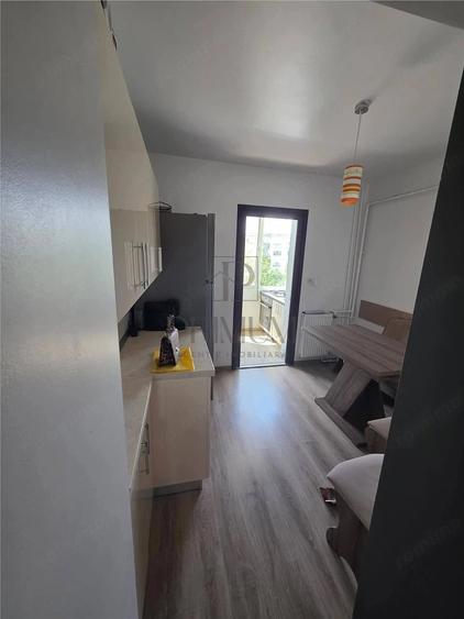 Apartament cu 3 camere decomandat în Girocului