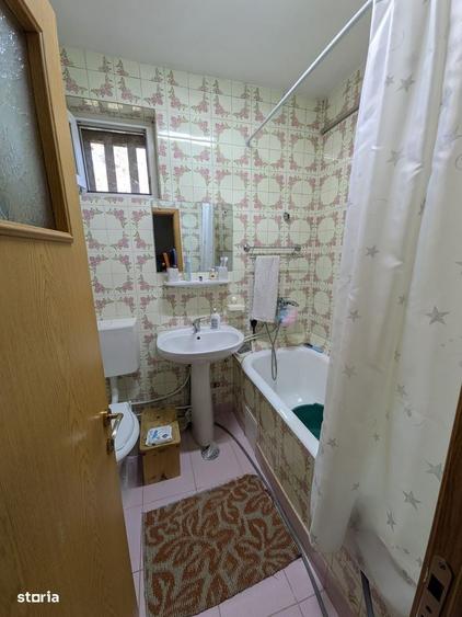 Apartament cu 3 camere semidecomandat în Calea București