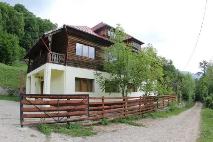 Casă cu 5 camere în Varlaam