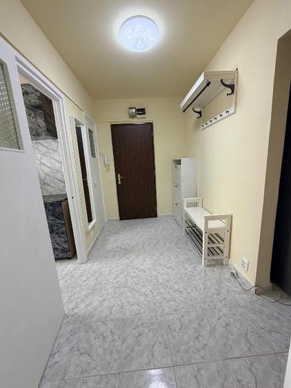 Apartament cu 3 camere decomandat, mobilat în Berceni