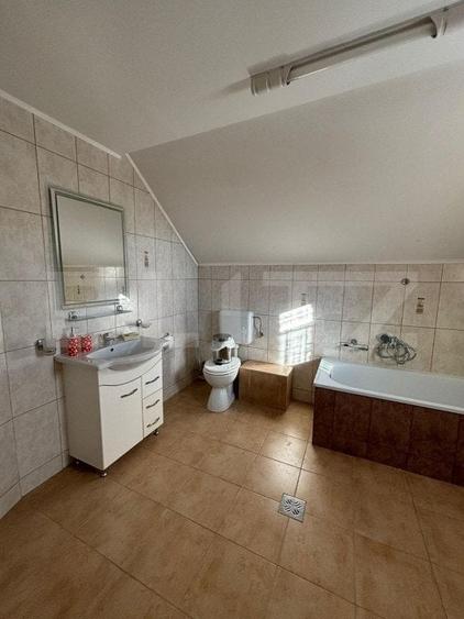 Casă individuală cu 7 camere cu Garaj în Exterior Est