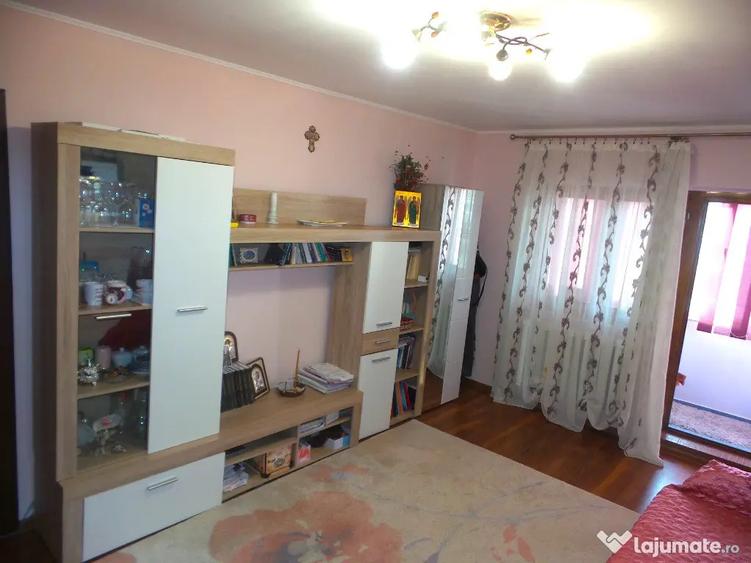 Apartament cu 6 camere decomandat în Central