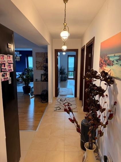 Apartament cu 3 camere semidecomandat, mobilat în Fundeni