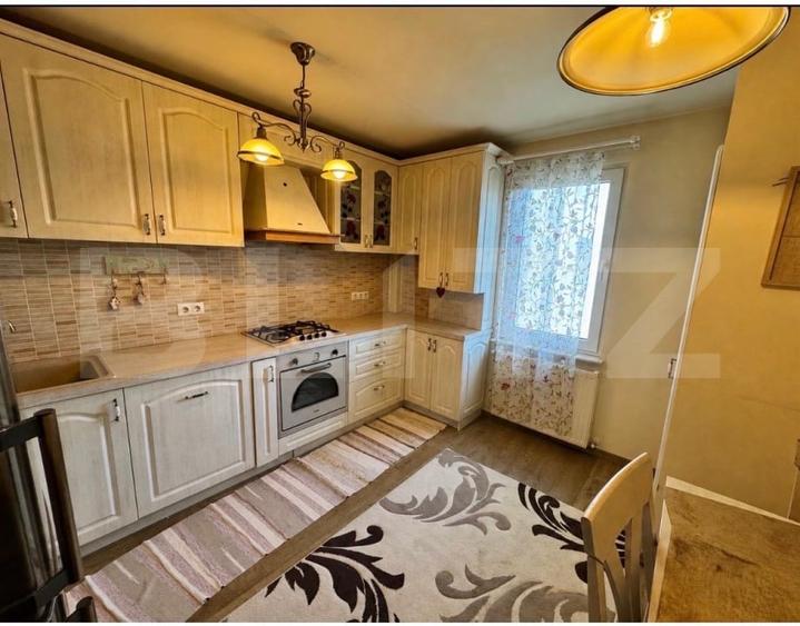 Apartament cu 4 camere decomandat, mobilat în Tudor