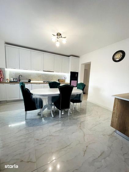 Casă cu 6 camere cu Teren 370 Mp în Haieu