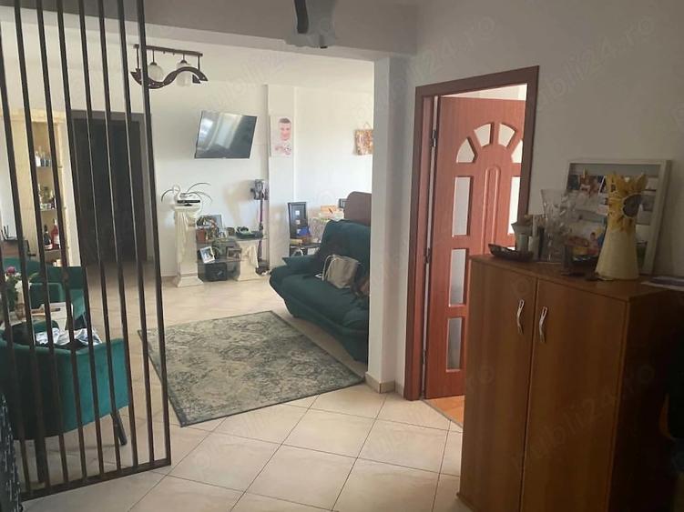 Apartament cu 3 camere semidecomandat în Central