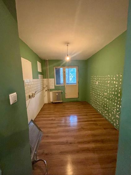 Apartament cu 4 camere decomandat în Iancului