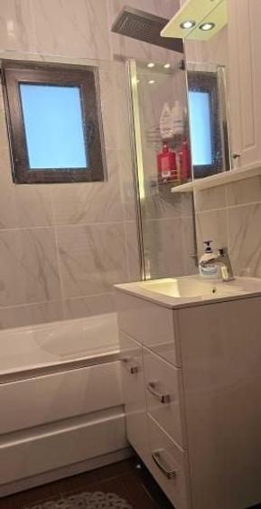 Apartament cu 3 camere decomandat, mobilat în Far