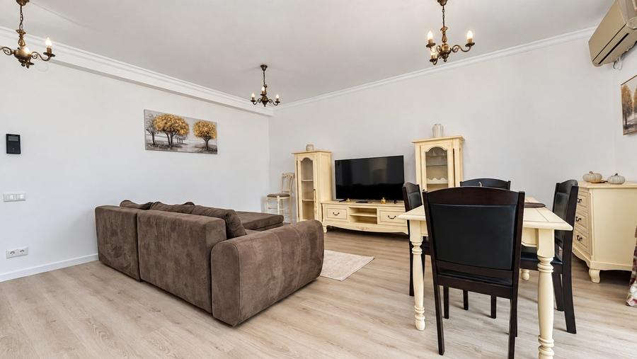 Apartament cu 3 camere decomandat, mobilat în Iancu Nicolae