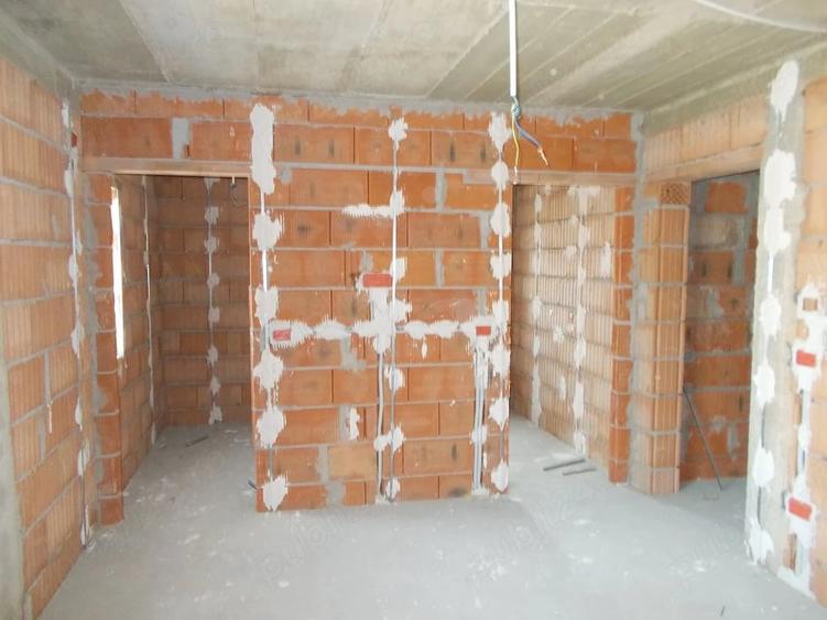 Casă cu 4 camere cu Teren 300 Mp în Dumbrăvița