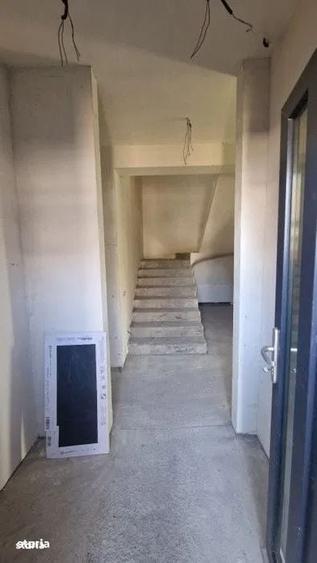 Casă cu 4 camere semidecomandat cu Teren 350 Mp în Jucu