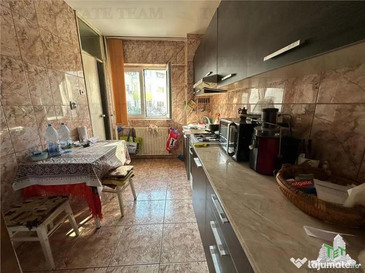 Apartament cu 3 camere decomandat în Aviației