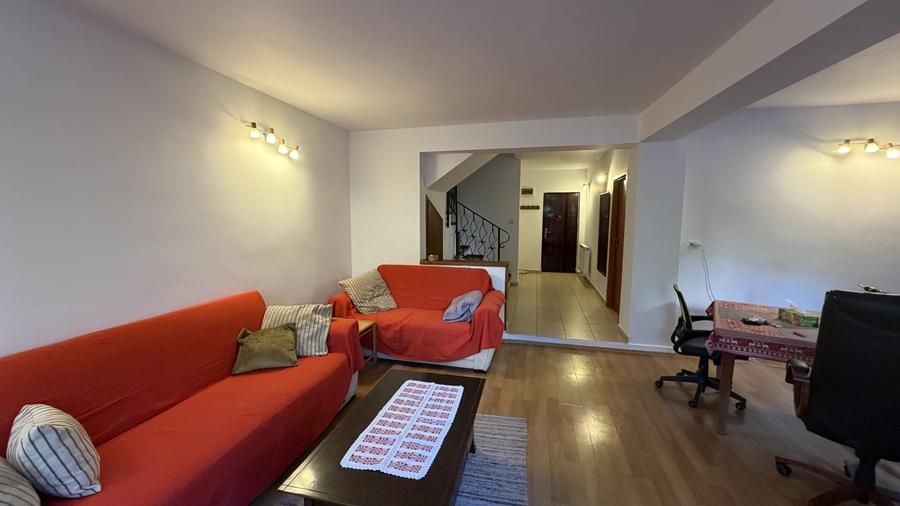 Duplex cu 5 camere cu Canalizare în Roșu
