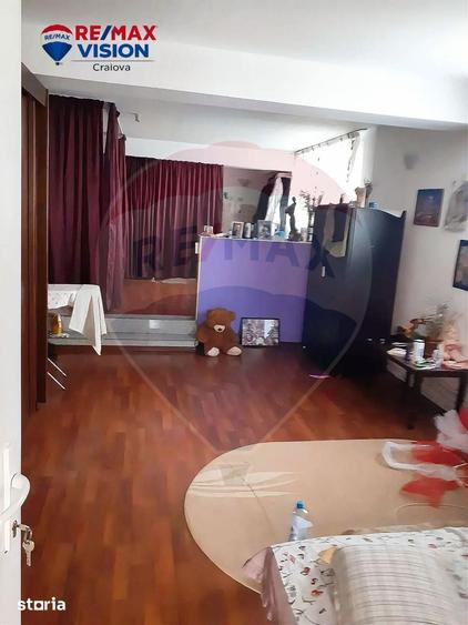 Casă cu 8 camere cu Teren 192 Mp în Siloz