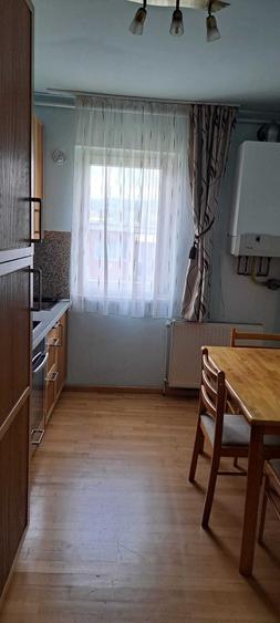 Apartament de vanzare 3 camere in Petrosani, str. Independentei, partial mobilat, doua balcoane (unul inchis), izolat termic interior - 5