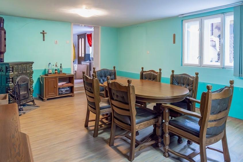 Casă individuală cu 5 camere cu Teren 990 Mp în Periferie