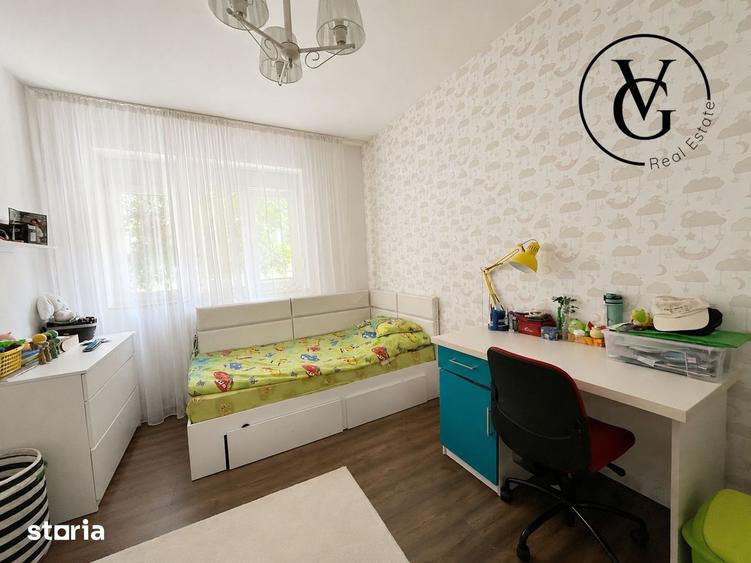 Casă cu 10 camere cu Teren 300 Mp în Tei