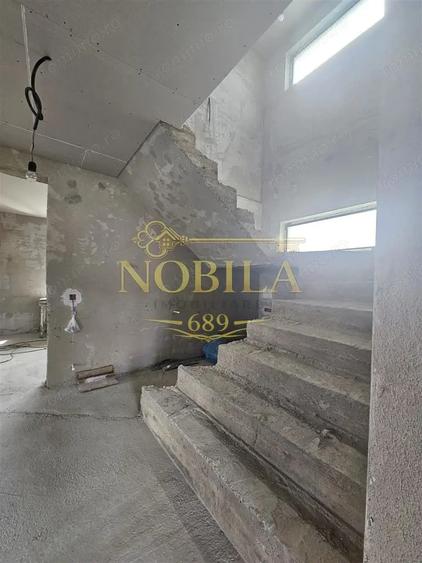 Casă cu Teren 500 Mp în Est