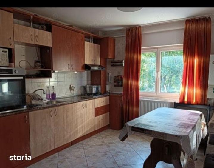 Apartament cu 3 camere decomandat în Valea Cetății