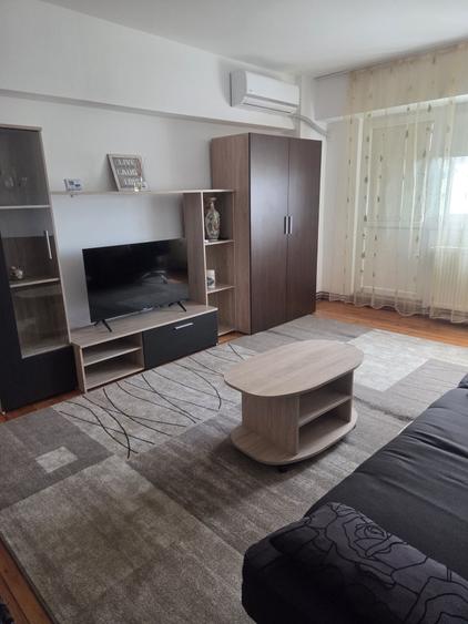 Apartament cu 2 camere semidecomandat în Intim