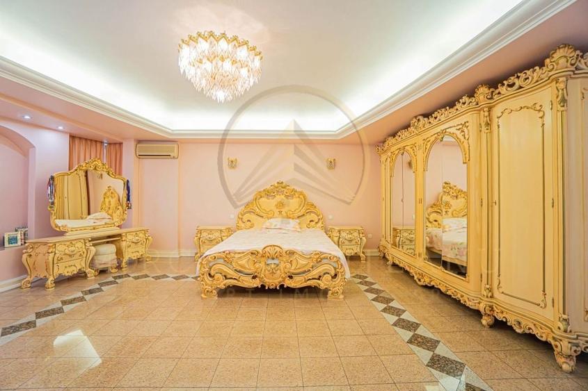 Casă individuală cu 9 camere cu Canalizare în Central