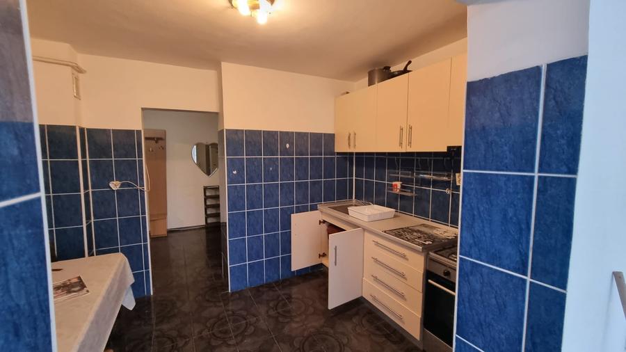 Apartament cu 3 camere decomandat în Nicolina
