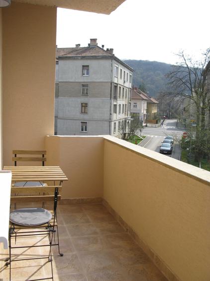 Apartament cu 2 camere semidecomandat, mobilat în Central