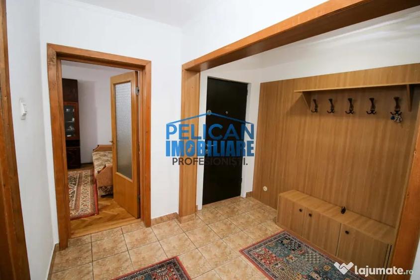 Apartament cu 3 camere decomandat în Pelican