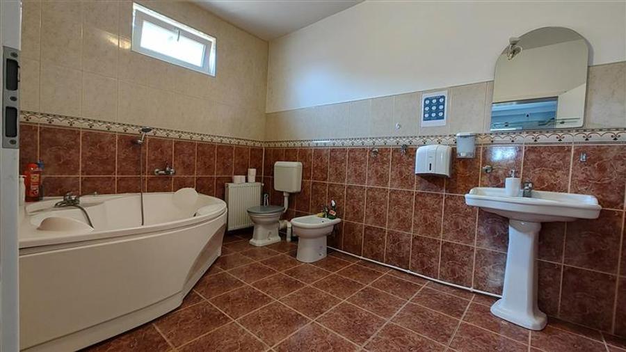 Casă individuală cu 10 camere cu Canalizare în Aradul Nou