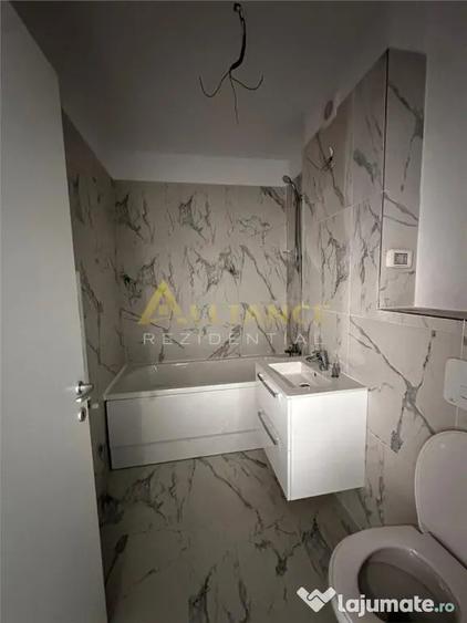 Apartament cu 3 camere semidecomandat în Fundeni