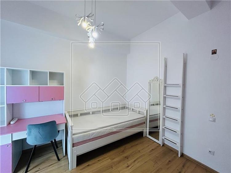 Apartament cu 4 camere nedecomandat în Exterior Sud