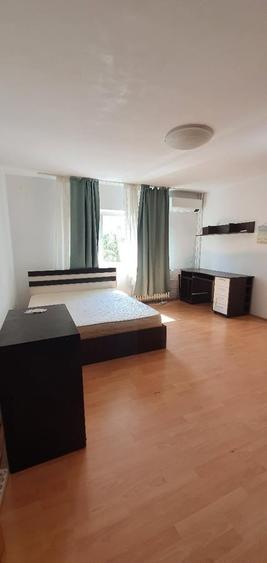 Apartament cu 3 camere decomandat în Vitan