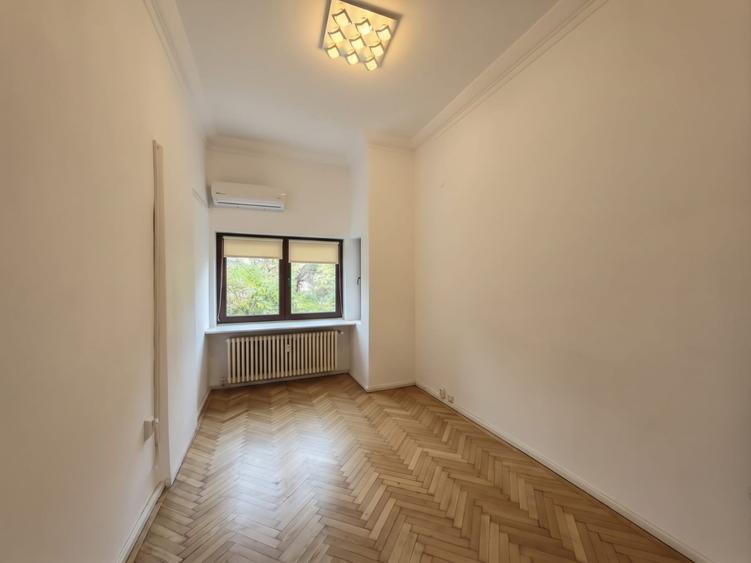 Apartament cu 6 camere nedecomandat în Aviatorilor