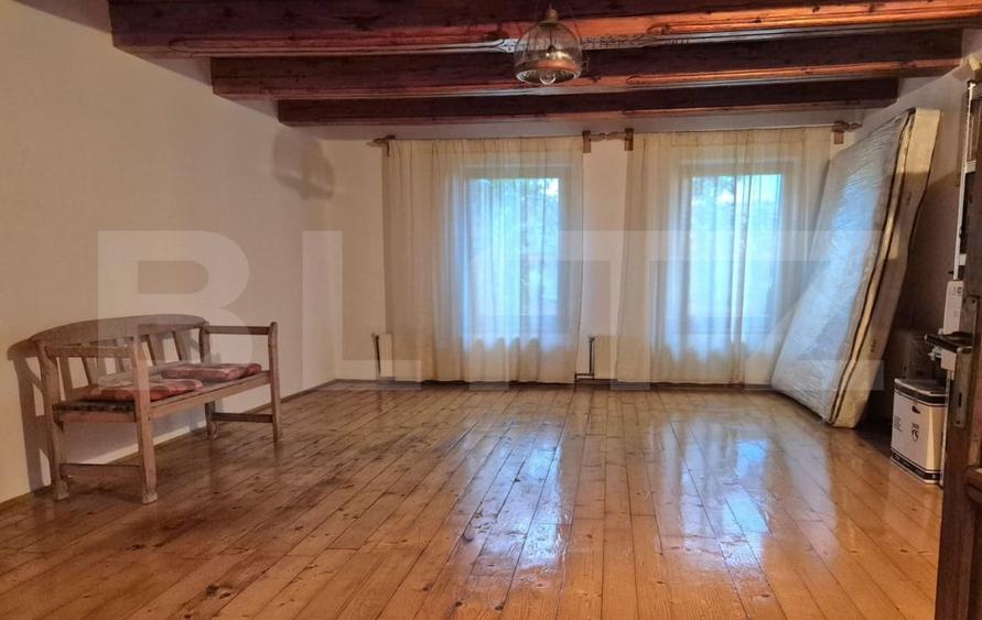 Casă individuală cu 10 camere cu Canalizare în Sânpetru