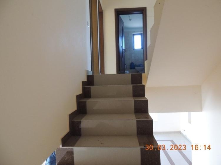 Casă cu 5 camere cu Teren 389.82998657227 Mp în Exterior Est