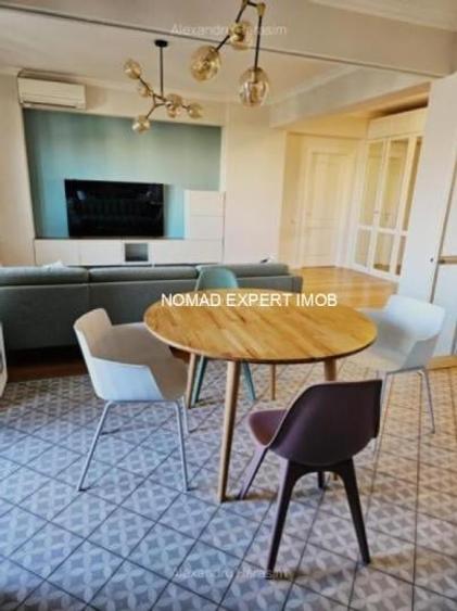 Apartament cu 3 camere în P-ța Victoriei