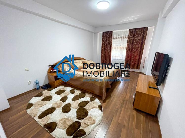 Casă individuală cu 8 camere cu Canalizare în Vest