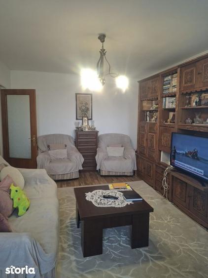 Apartament cu 3 camere decomandat în Republicii
